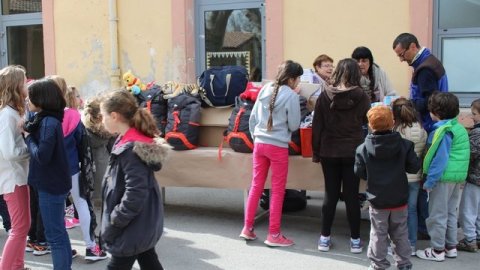 Remise des sacs écoles Péri et Gilous